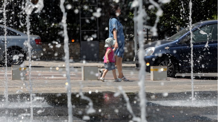 Καιρός: Παραμένουν οι υψηλές θερμοκρασίες, ενισχύονται τα μποφόρ στα πελάγη - Πού θα βρέξει