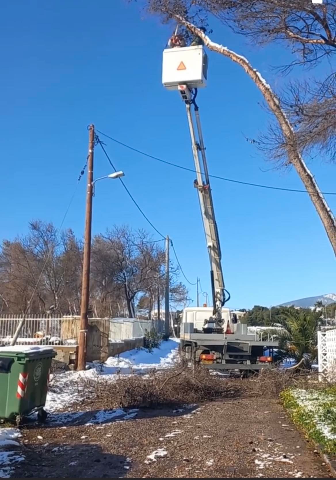 Σε κοπές επικίνδυνων δέντρων στην περιοχή της Βαρυμπόμπης προέβησαν τα συνεργεία της Δ/νσης Πρασίνου του Δήμου Αχαρνών