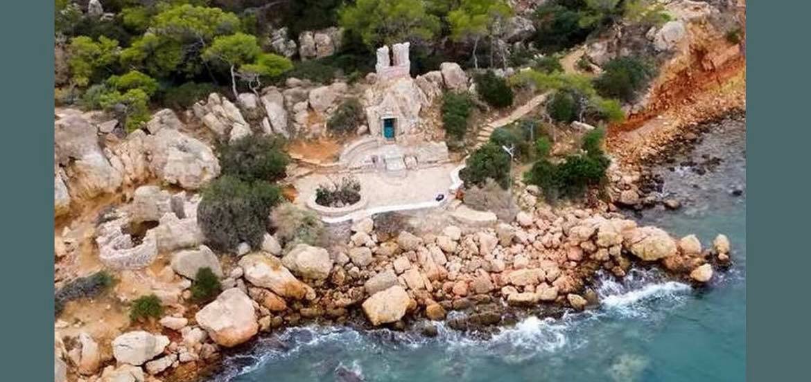 Βουλιαγμένη: Το «μυστικό» παραθαλάσσιο ξωκκλήσι του Αγίου Νικολάου