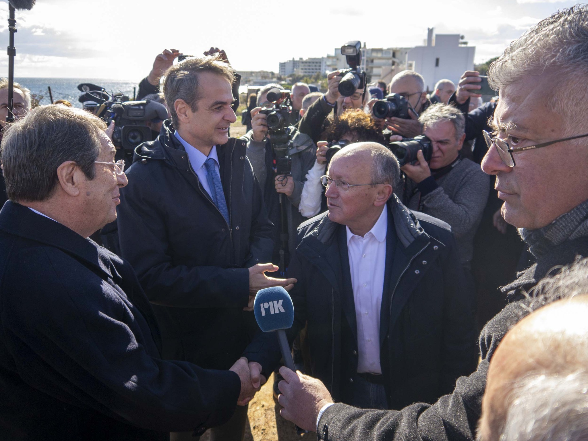 Ο Δήμαρχος Μαραθώνος Στέργιος Τσίρκας υποδέχθηκε τον Πρωθυπουργό Κυριάκο Μητσοτάκη και τον Πρόεδρο της Κυπριακής Δημοκρατίας Νίκο Αναστασιάδη στο «Πάρκο Μνήμης» στο Μάτι