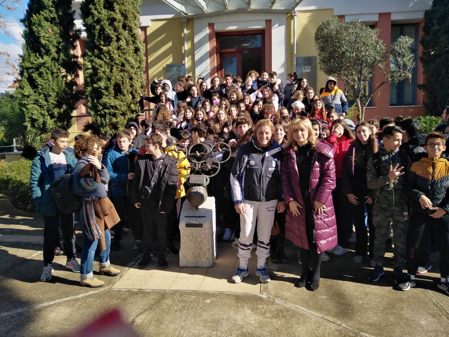 Η Ολυμπιονίκης στο αγώνισμα της πάλης και Πρόεδρος του Συλλόγου Ελλήνων Ολυμπιονικών Βούλα Ζυγούρη υποδέχτηκε σήμερα στο Μουσείο Μαραθωνίου Δρόμου μαθητές από το 1ο Γυμνάσιο Νέας Μάκρης