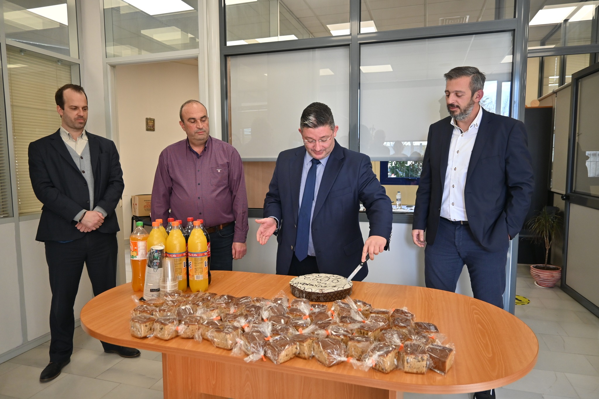 Την πρωτοχρονιάτικη πίτα έκοψε σήμερα, Τετάρτη 1/2 η Αντιδημαρχία Διοικητικών Υπηρεσιών και Ανθρωπίνου Προσωπικού Δήμου Αχαρνών