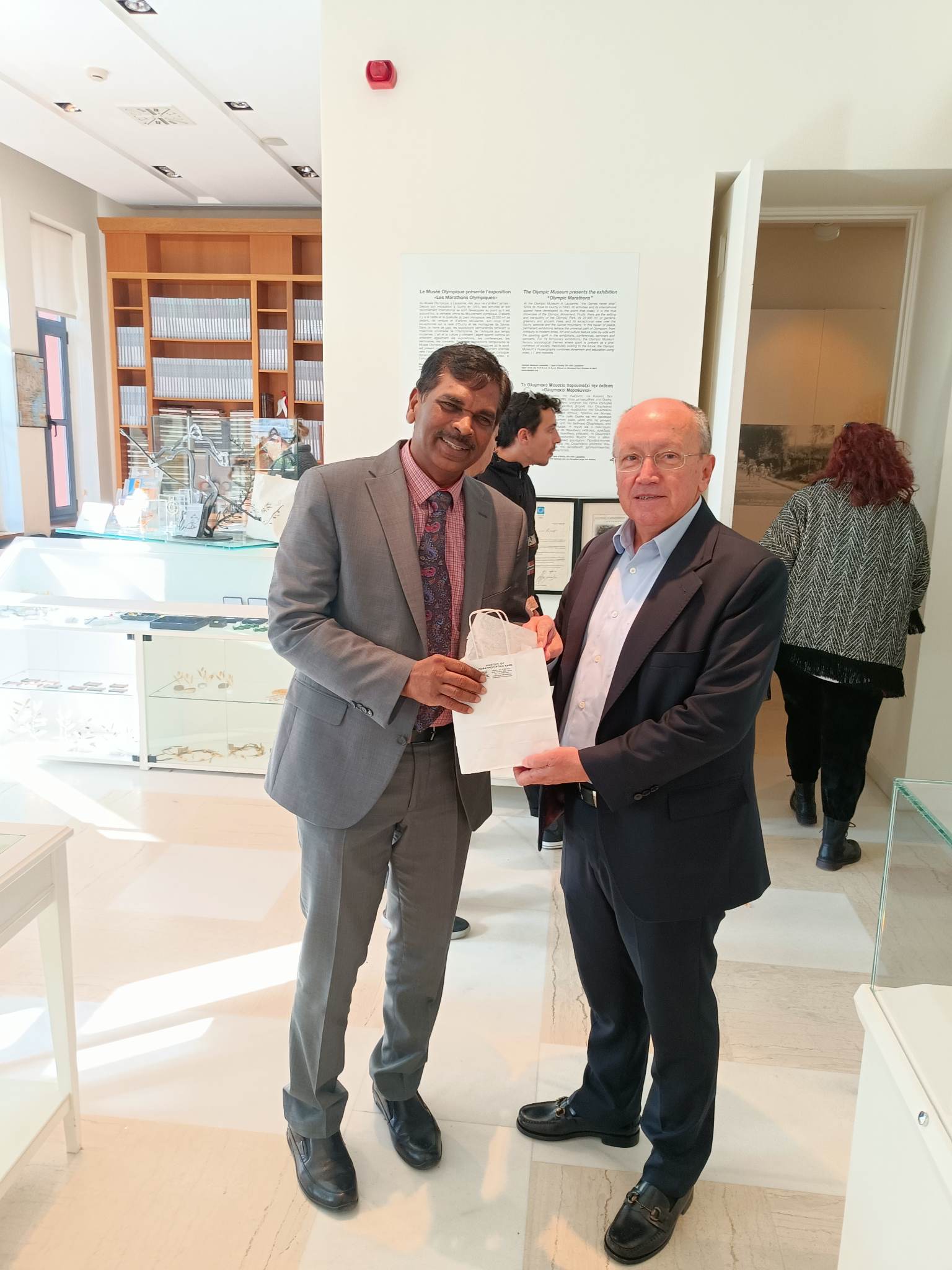 Συνάντηση του Δημάρχου Μαραθώνος Στέργιου Τσίρκα με τον επιτετραμμένο της Ινδικής Πρεσβείας στην Αθήνα S. Rajendran Cd'A 