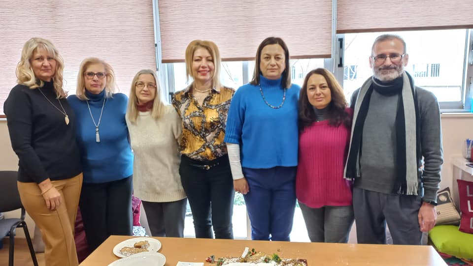 Σε όμορφο κλίμα έκοψε την πρωτοχρονιάτικη πίτα του, το κέντρο πρόληψης "ΔΙΕΞΟΔΟΣ" του Δήμου Αχαρνών.