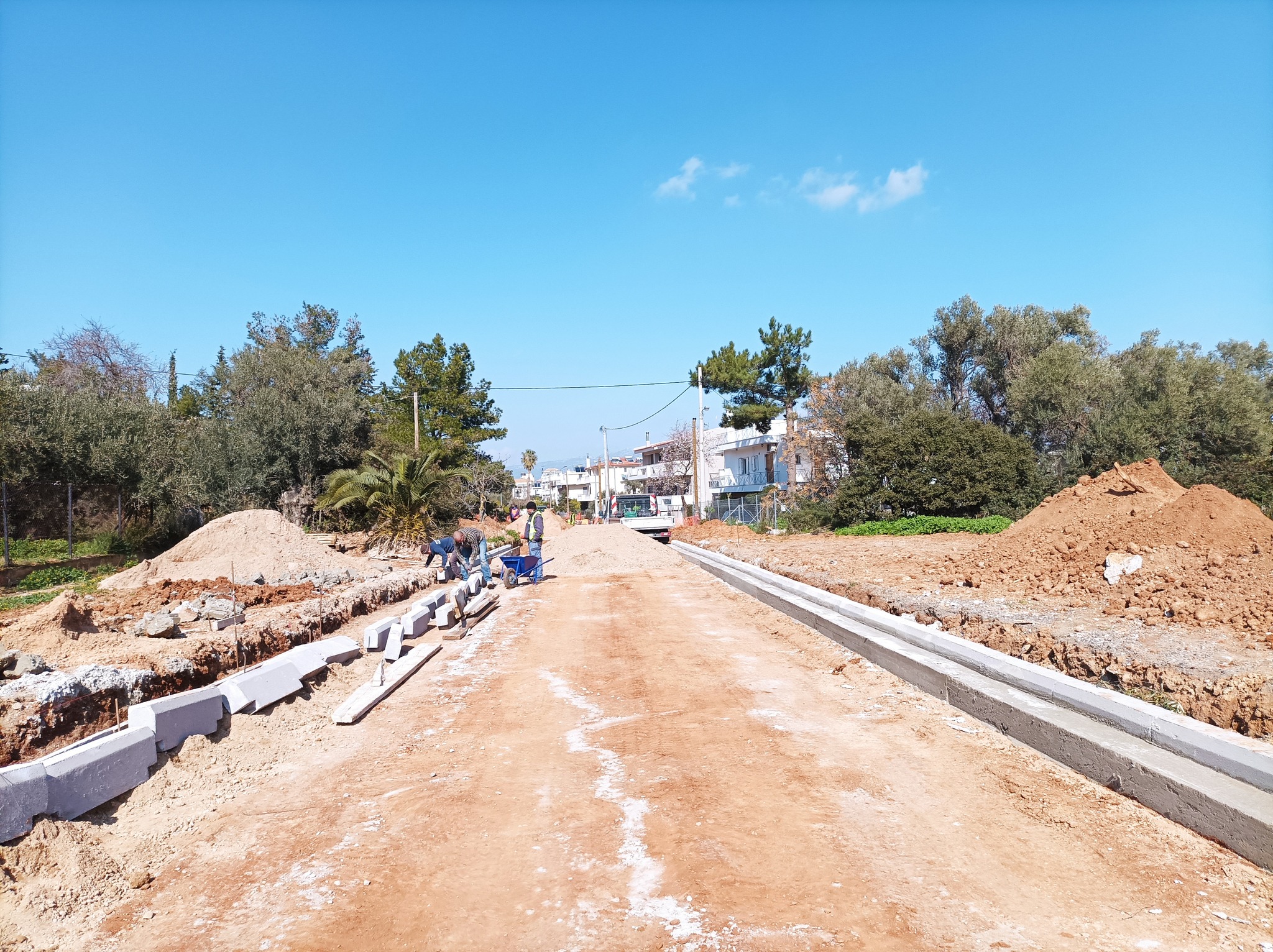 Με γρήγορους ρυθμούς προχωρούν οι διανοίξεις οδών και η τοποθέτηση κράσπεδων στο Μιχούλι