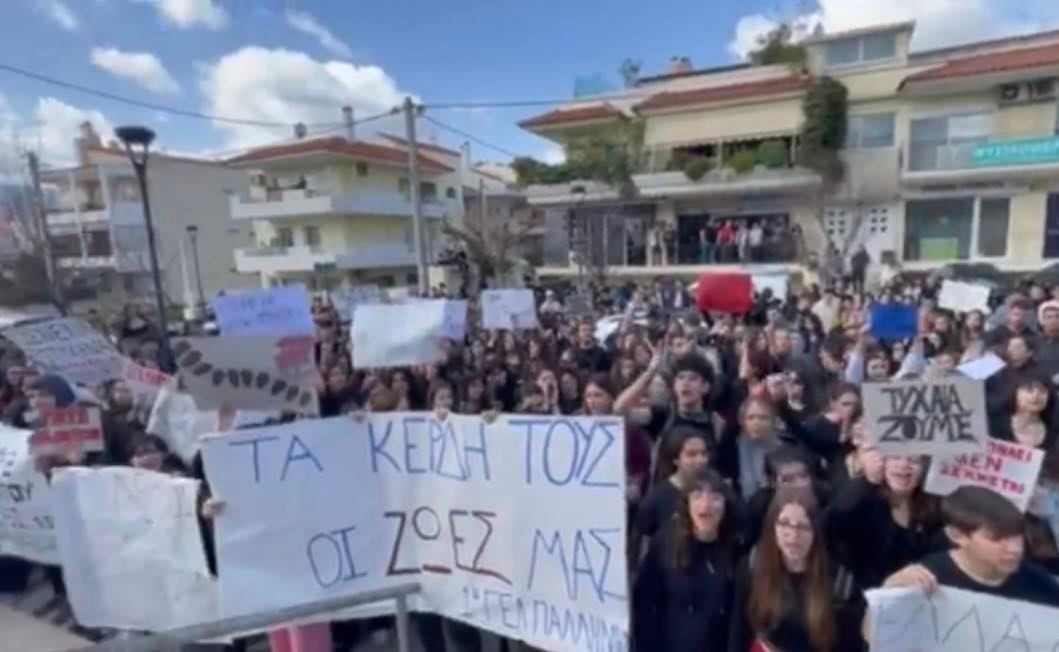 Ειρηνική πορεία διαμαρτυρίας των Λυκείων Παλλήνης για το τραγικό ατύχημα στα Τέμπη