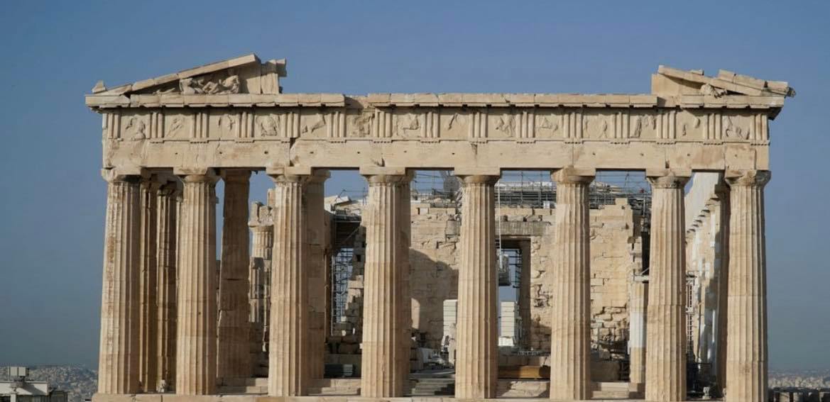 Συνελήφθη νεαρός Κύπριος που επιχείρησε να κλέψει πέτρες και μάρμαρα από την Ακρόπολη για... σουβενίρ
