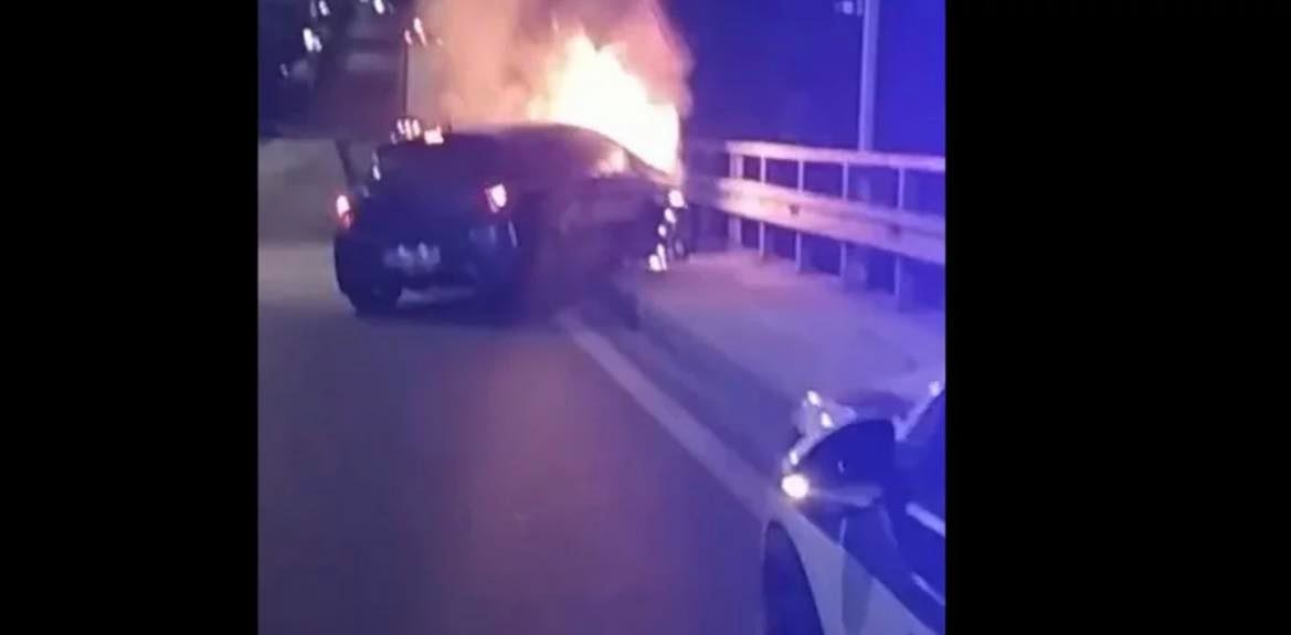 Αστυνομικοί απεγκλώβισαν λιπόθυμο οδηγό από φλεγόμενο όχημα στην Πέτρου Ράλλη [βίντεο]
