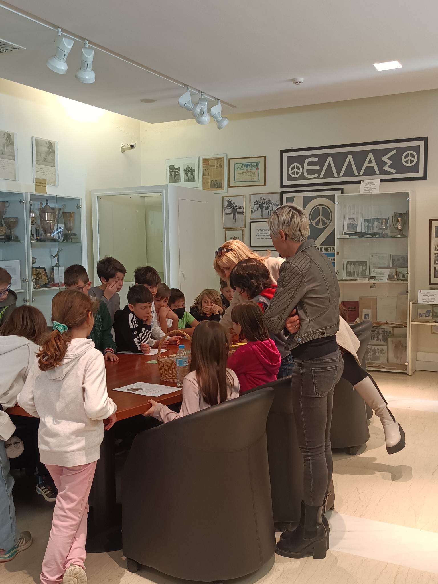  Μαθητές του 2ου Δημοτικού σχολείου Νέας Μάκρης συμμετείχαν στο διαδραστικό εκπαιδευτικό πρόγραμμα "Ψάξε και Βρες" στο Μουσείο Μαραθωνίου Δρόμου