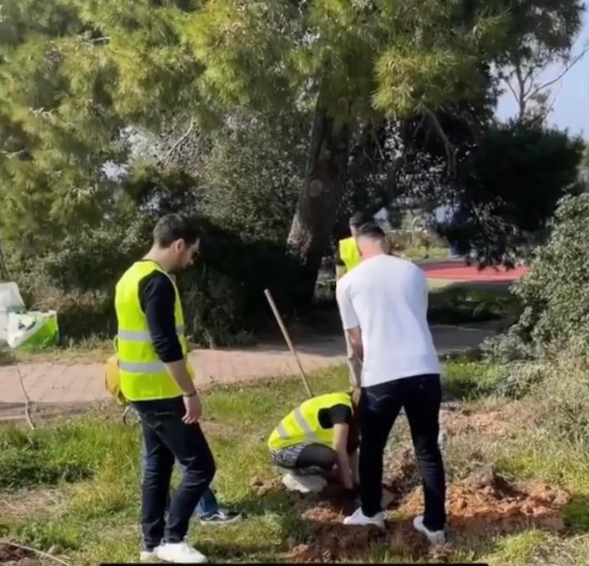 Εκατοντάδες νέα δεντράκια, κατάλληλα για το τοπικό οικοσύστημα της περιοχής, φυτεύτηκαν στην περιοχή του ΚΑΑΠ Βούλας