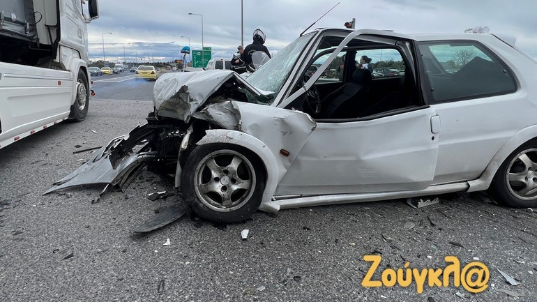 Τροχαίο ατύχημα στην Αττική οδό στο ύψος της λεωφόρου Μαρκοπούλου - Σφοδρή σύγκρουση δύο Ι.Χ. (video)