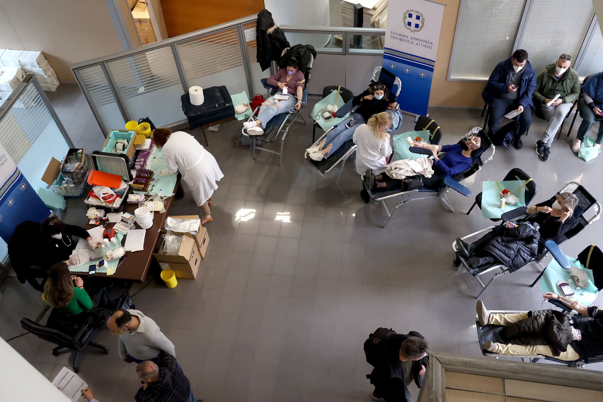 Συγκλονιστική η προσέλευση πολιτών στην έκτακτη αιμοδοσία της Περιφέρειας Αττικής για την κάλυψη των αναγκών των τραυματιών από την τραγωδία στα Τέμπη
