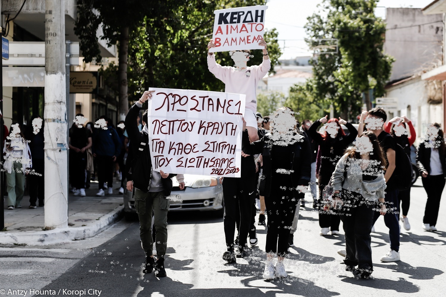 Πορεία μαθητών –εκπαιδευτικών με κοινό ψήφισμα επίδοσης στο Δήμο Κρωπίας για την εθνική τραγωδία των Τεμπών