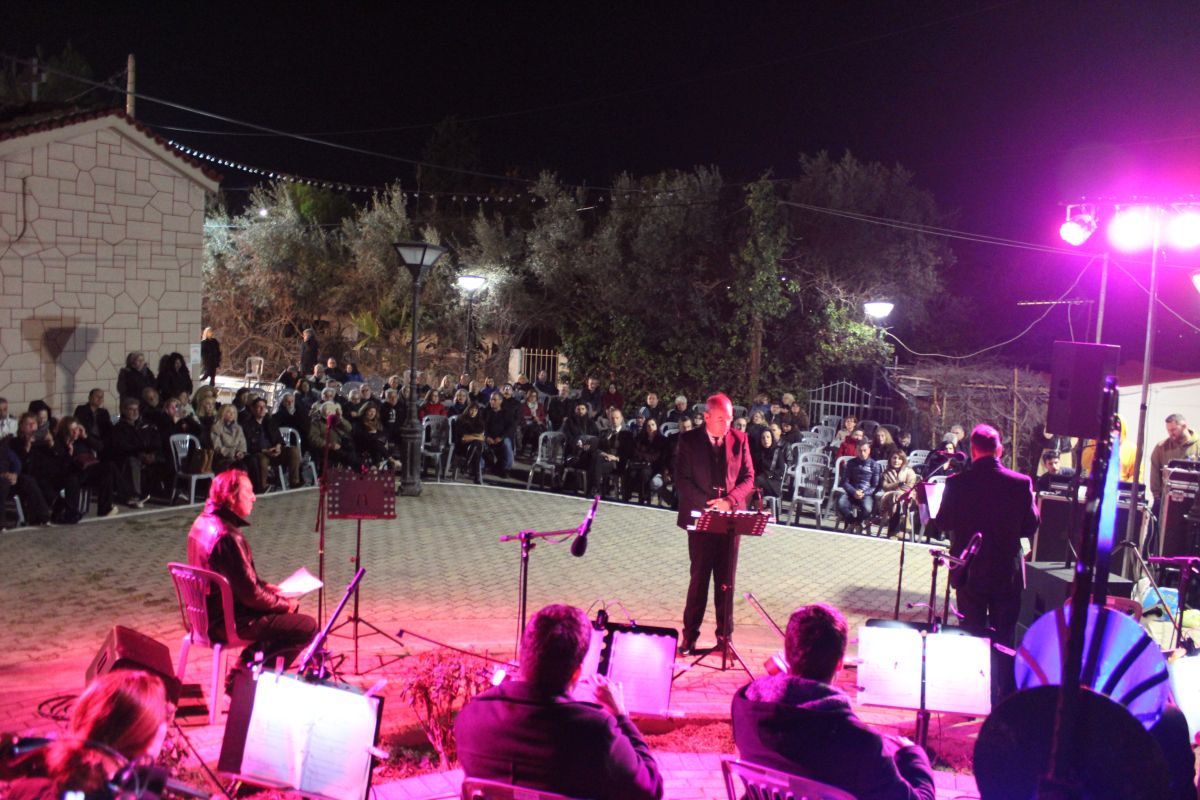Μάγεψαν το κοινό οι Λεμπέσης - Χριστόπουλος - Χαραλαμπίδης στην υπαίθρια παράσταση «ΥΜΝΟΥΜΕΝ ΤΟΝ ΚΥΡΙΟ» στον προαύλιο χώρο του Ι.Ν.Αγίου Ανδρέα
