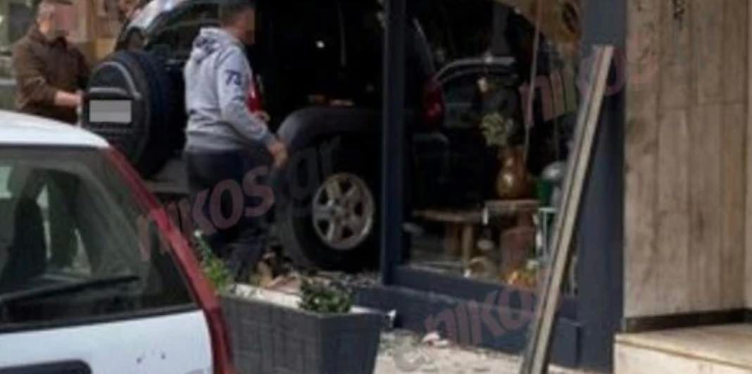 Χαλάνδρι: Αυτοκίνητο «καρφώθηκε» σε μαγαζί – ΦΩΤΟ