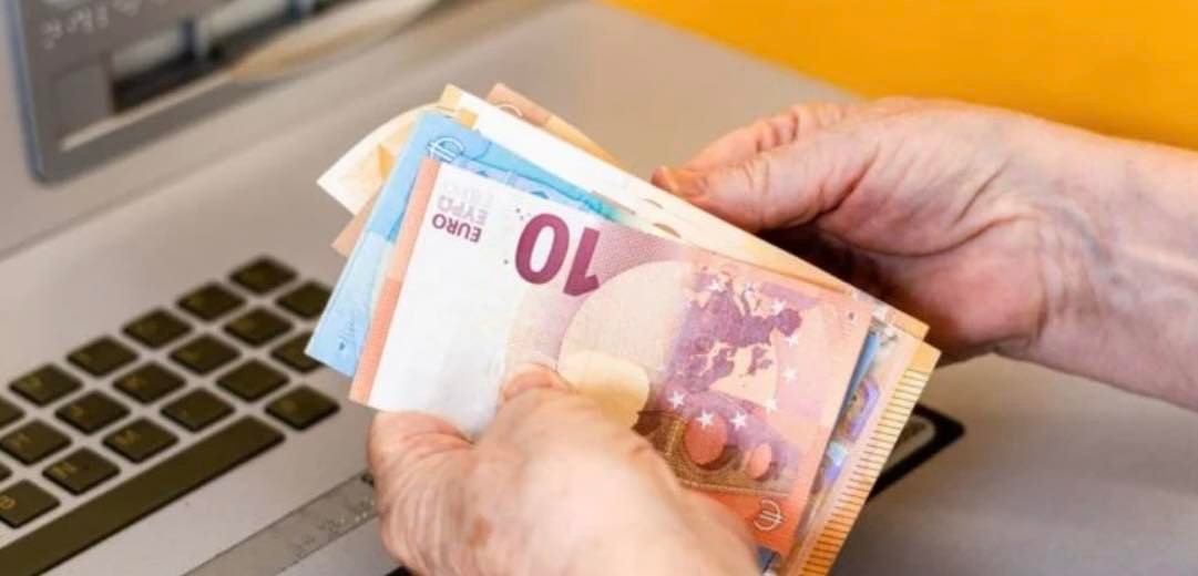 Αναδρομικά έως 30.000 ευρώ και επιδόματα: Ποιοι θα πληρωθούν σήμερα – Οι κερδισμένοι και οι χαμένοι