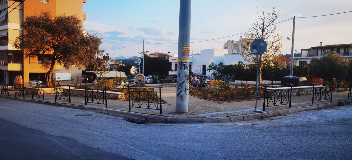 Tοποθετηθηκαν τα κάγκελα και ολοκληρώθηκε η φύτευση στο νέο πάρκο επί των οδών Προύσης και Σουκατζίδη στο Δήμο Ραφήνας - Πικερμιου