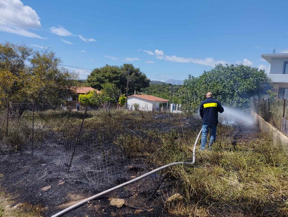 Η φωτιά στην οδό Ευτυχίας στο Πανόραμα δίπλα στο χώρο του Οχυρού κατασβέστηκε γρήγορα