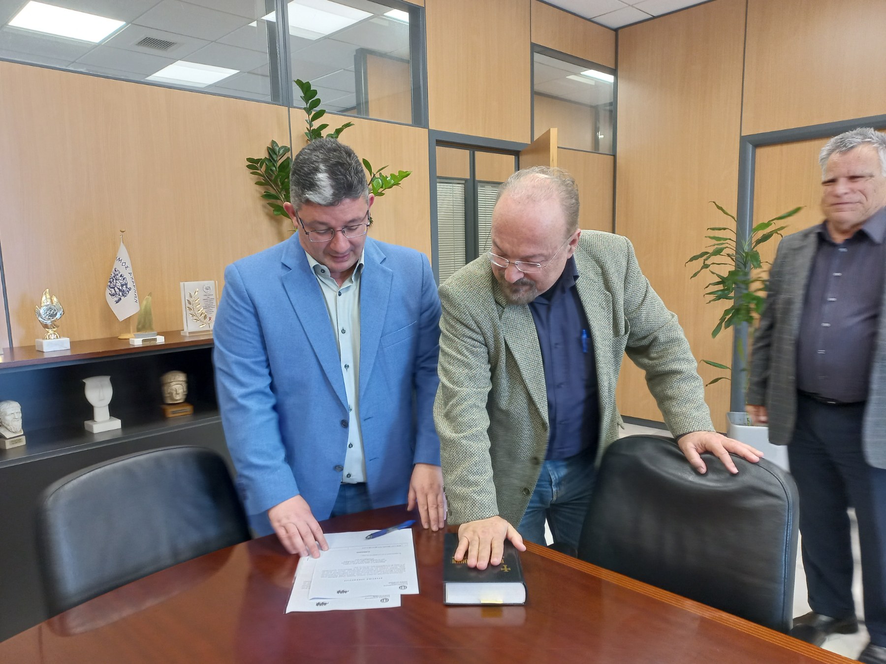 Ορκίστηκε από τον δήμαρχο Αχαρνών Σπύρο Βρεττό, ο νέος τοπικός σύμβουλος Θρακομακεδόνων Μιχάλης Μπέλλας