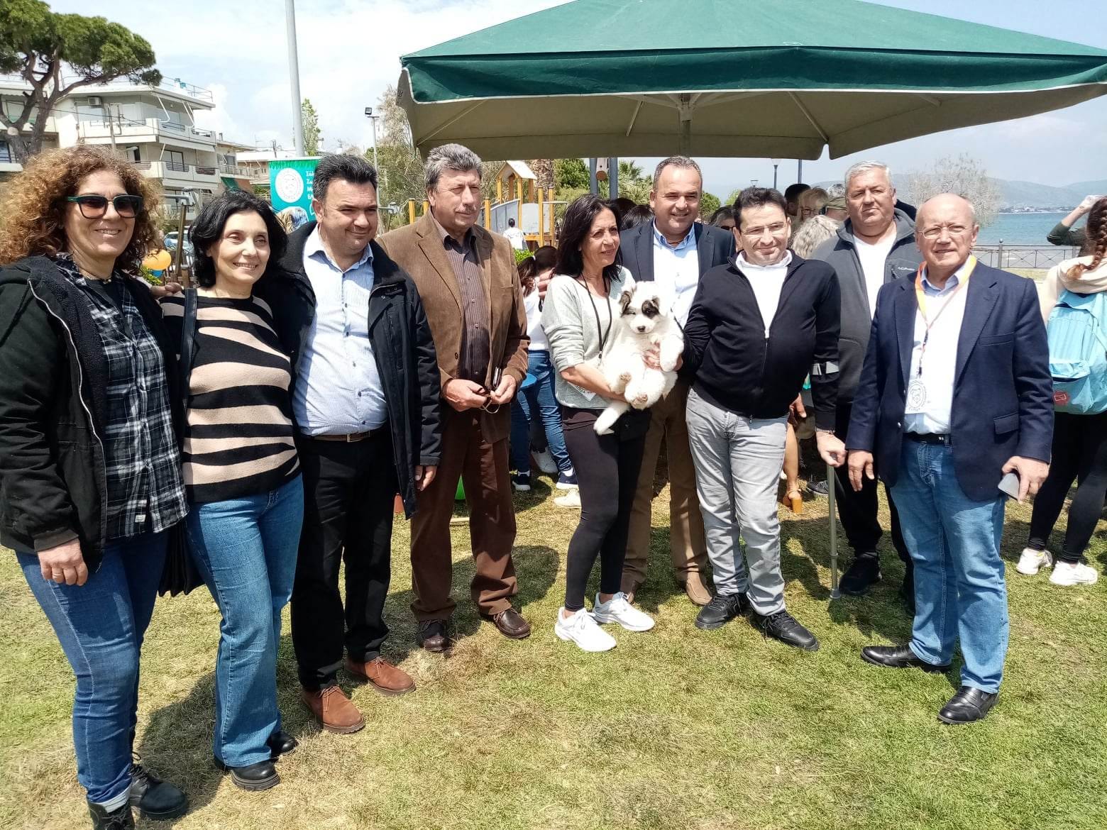 Μεγάλη η προσέλευση του κόσμου στην ημέρα υιοθεσίας αδέσποτων κουταβιών που διοργάνωσε ο Δήμος Μαραθώνος