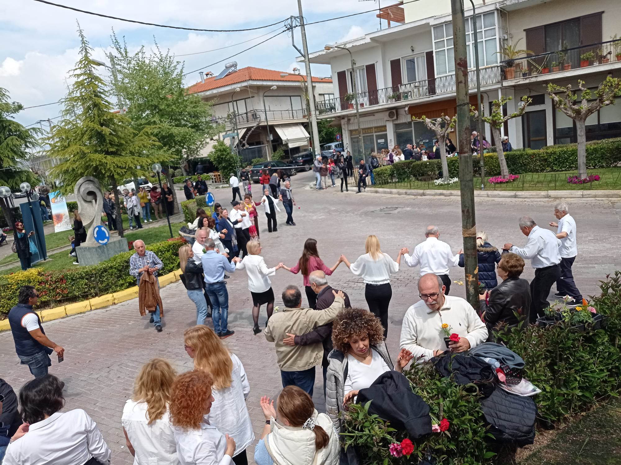Επιτυχημένη η χορευτική εκδήλωση για την Πρωτομαγιά στην κεντρική πλατεία της Άνοιξης