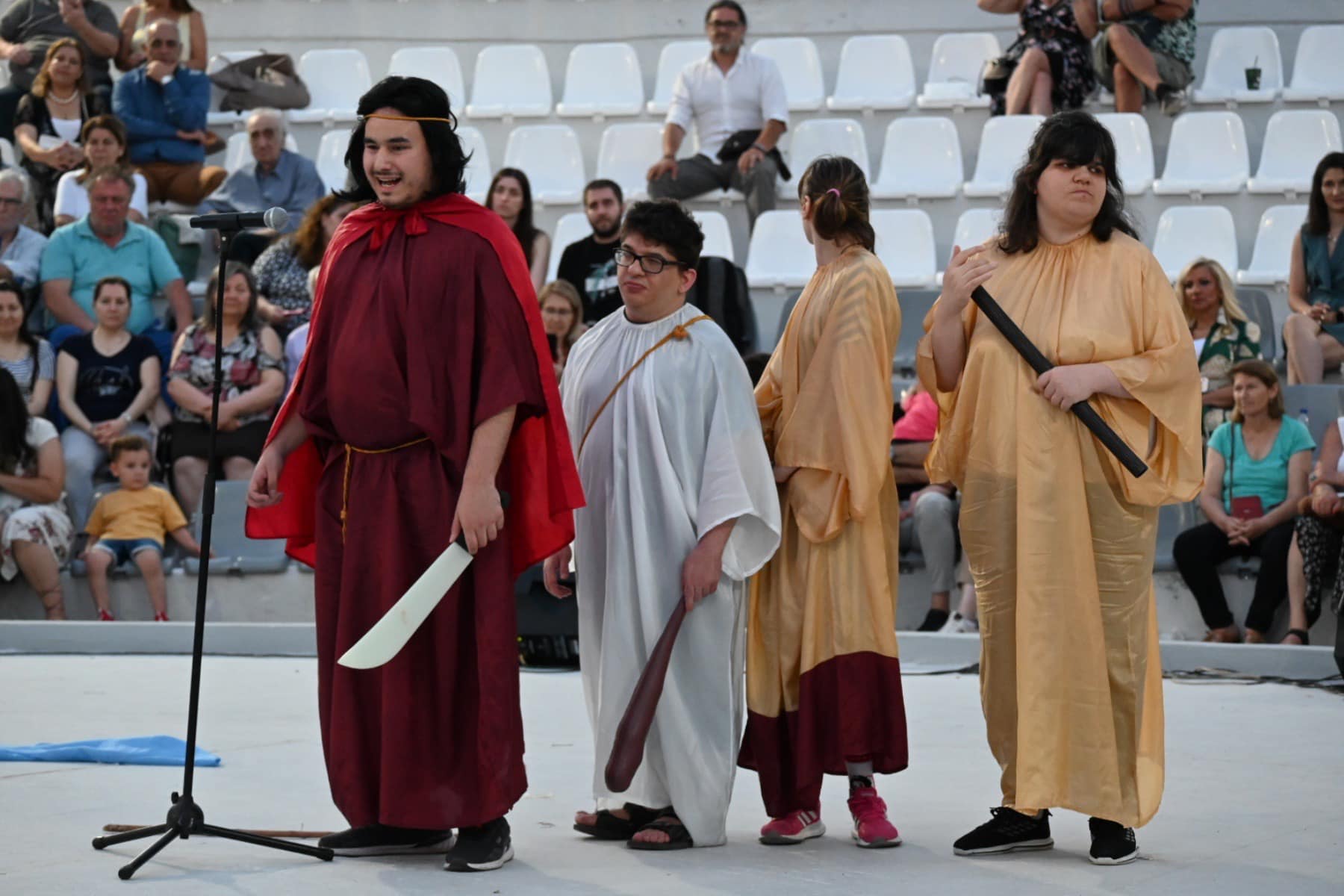 Μια εκπληκτική βραδιά πρόσφεραν στο κοινό τα παιδιά της «Αρωγής» και του Βαμβακάρειου Ξενώνα που παρουσίασαν τη δική τους παράσταση στο θέατρο «Μίκης Θεοδωράκης»