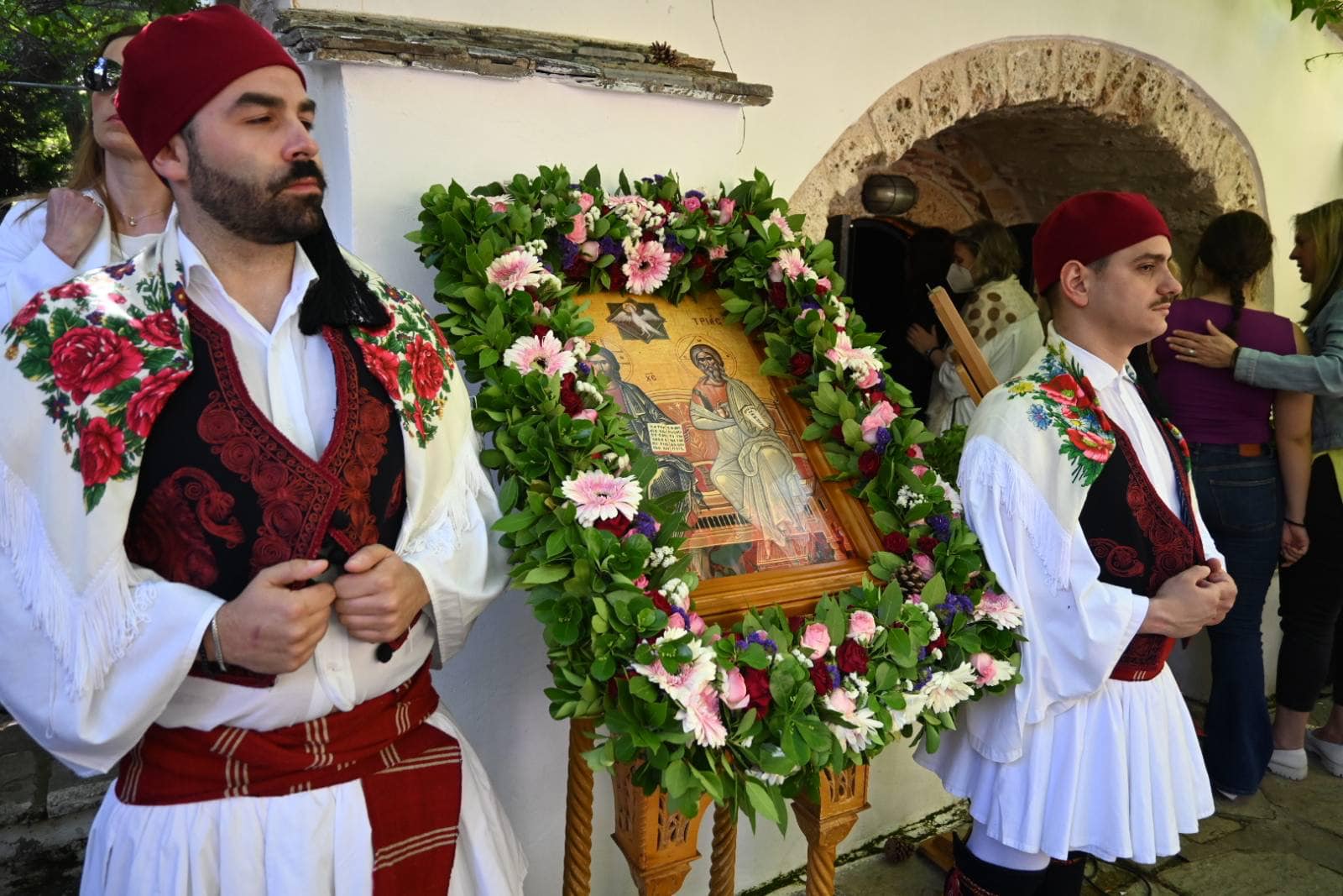 Παράδοση και αναβίωση των εθίμων  στο Εκκλησάκι της Αγίας Τριάδας στην Πάρνηθα, για τη γιορτή του Αγίου Πνεύματος
