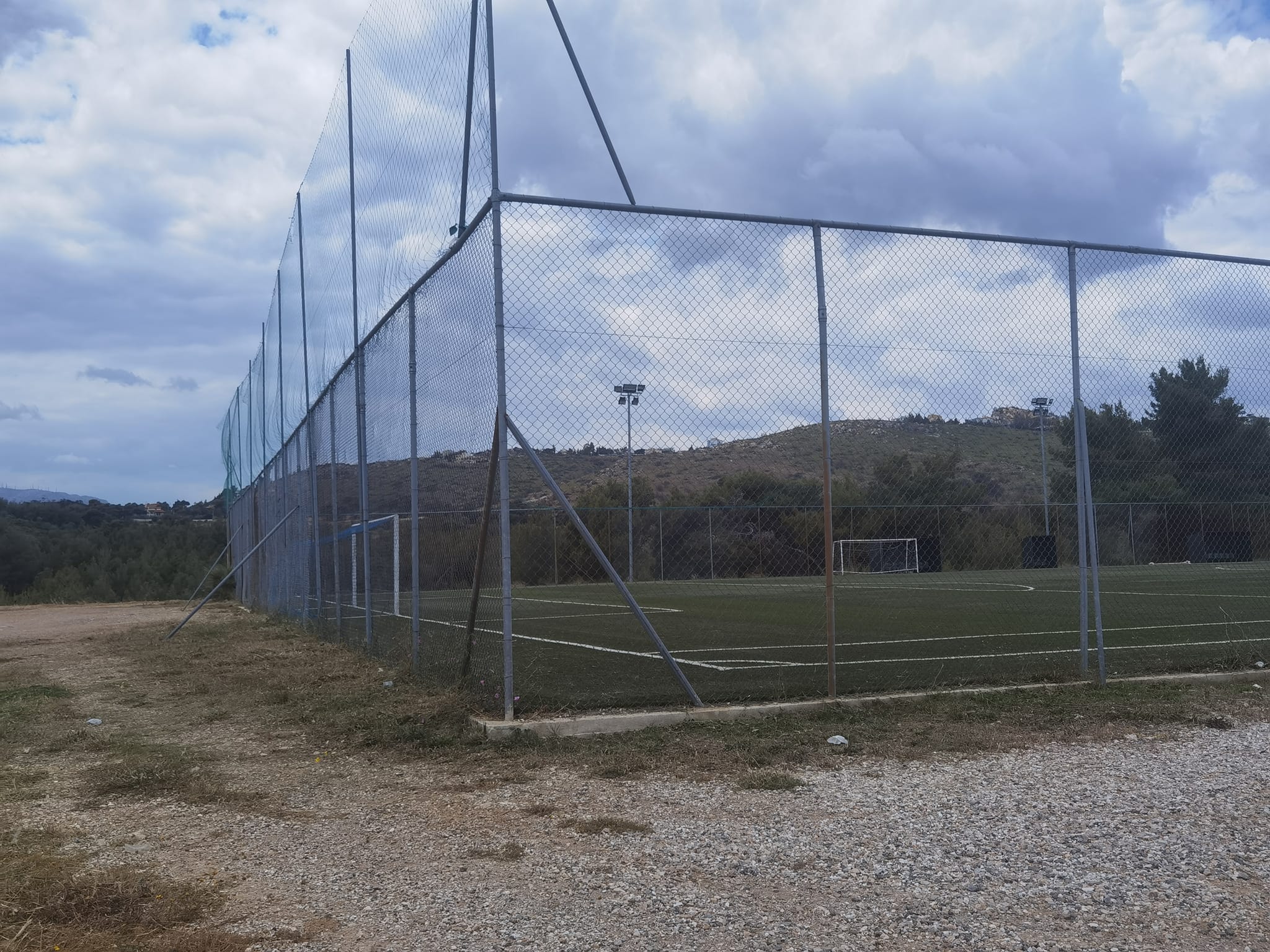 Επεμβάσεις καθαρισμών αποψιλώσεων στο αθλητικό κέντρο της Διώνης