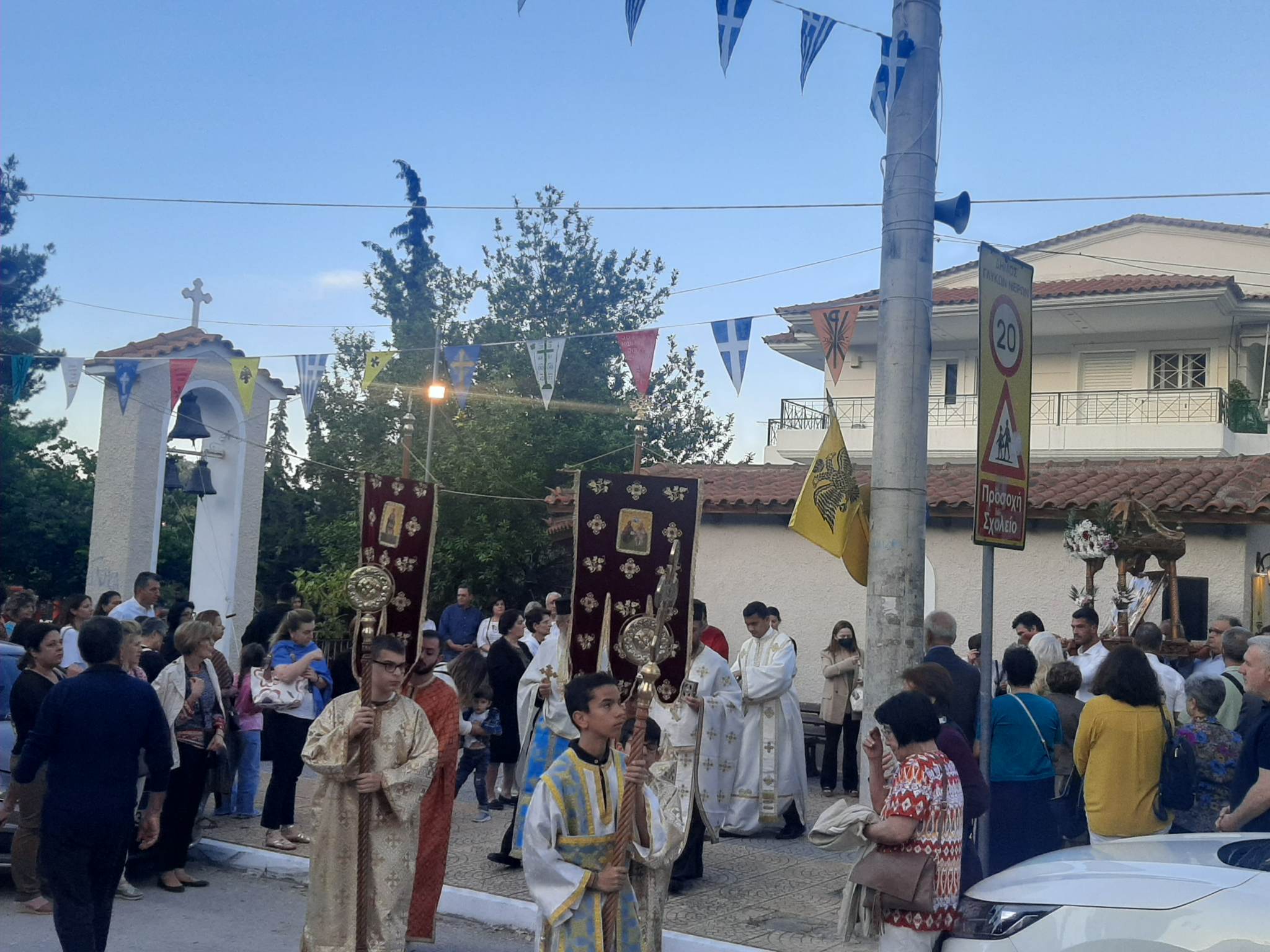 Εκατοντάδες δημότες συμμετείχαν στις εορταστικές εκδηλώσεις που διοργάνωσε ο Δήμος Παιανίας στο Φούρεσι για την εορτή του Αγίου Πνεύματος
