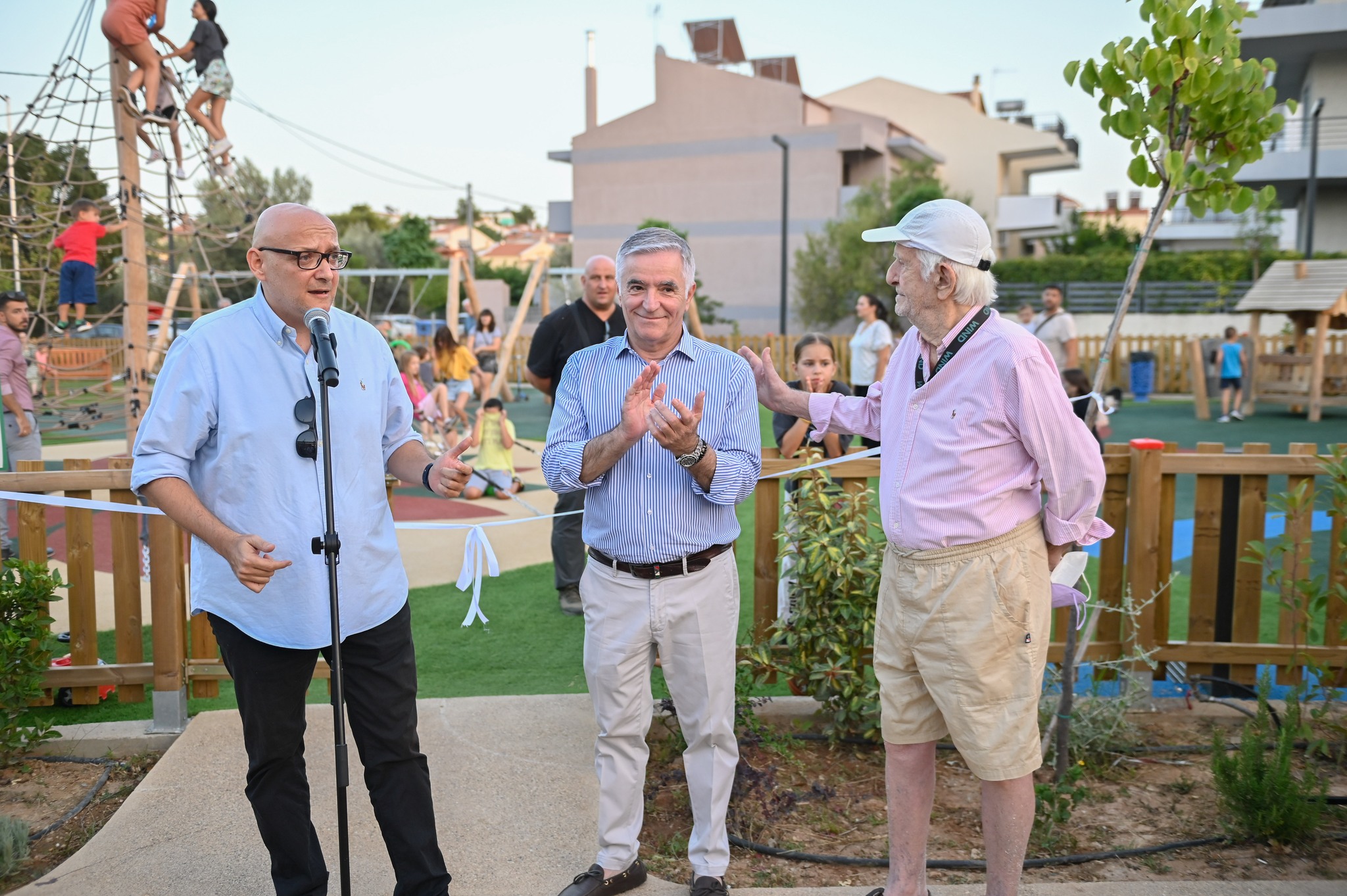 Σε κλίμα συγκίνησης πραγματοποιήθηκαν τα διπλά εγκαίνια της νέας παιδικής χαράς και των αθλητικών χώρων στο Φούρεσι των Γλυκών Νερών