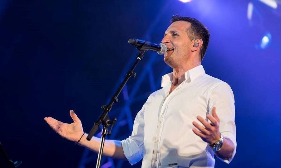 Ο Δημήτρης Μπάσης στην πλατεία Νέας Μάκρης