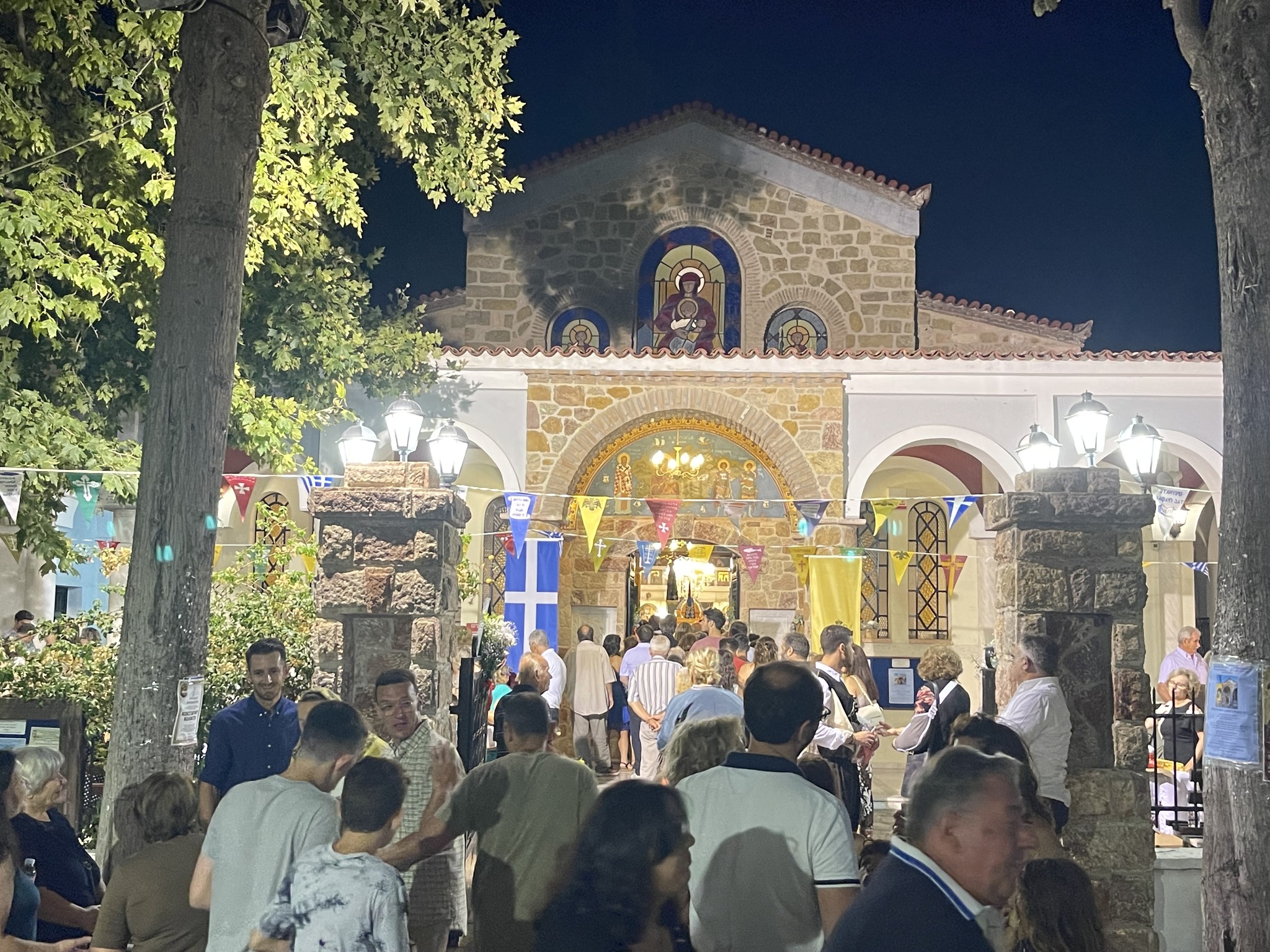 Στα Νέα Παλάτια τελέσθηκε ο Μέγας Πανηγυρικός Εσπερινός για την εορτή της Παναγίας