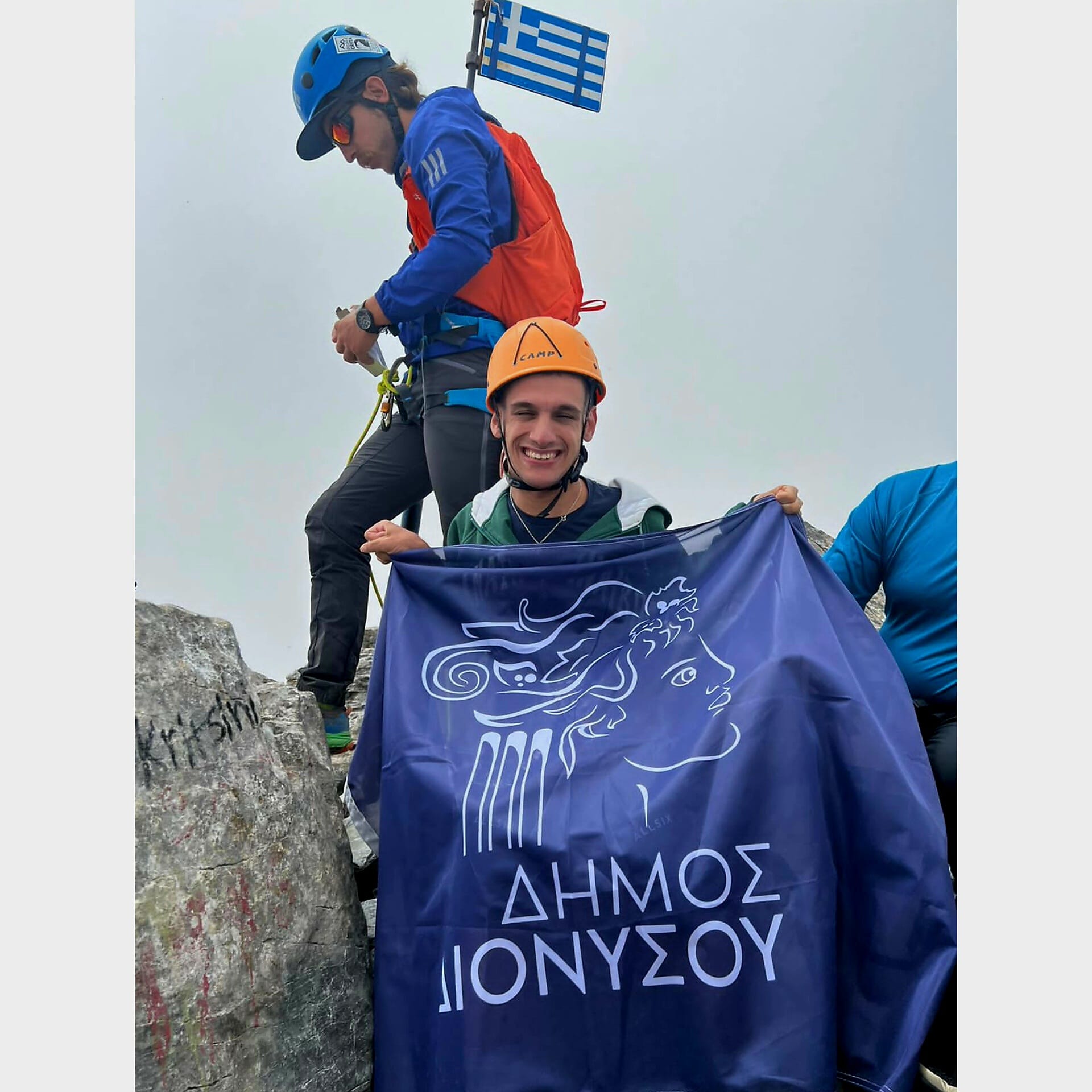 Η σημαία του Δήμου Διονύσου στο Μύτικα