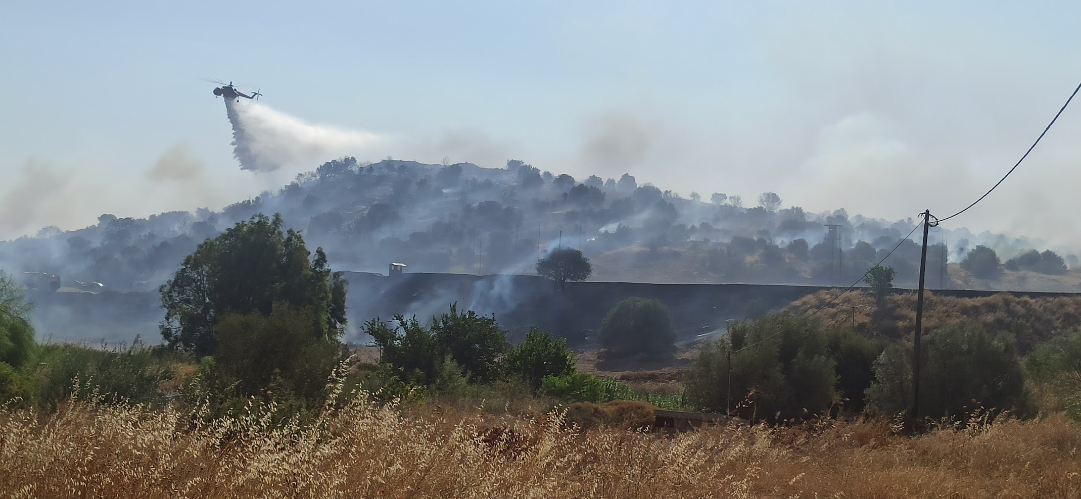 Η φωτιά στην Ελευσίνα πέρασε μέσα στο στρατόπεδο