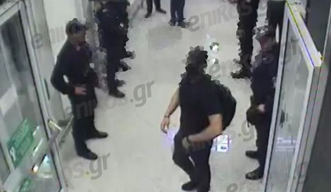 «Ελευθέριος Βενιζέλος»: Καρέ καρέ η σύλληψη των 21 Ιταλών ακροδεξιών – ΒΙΝΤΕΟ ντοκουμέντο