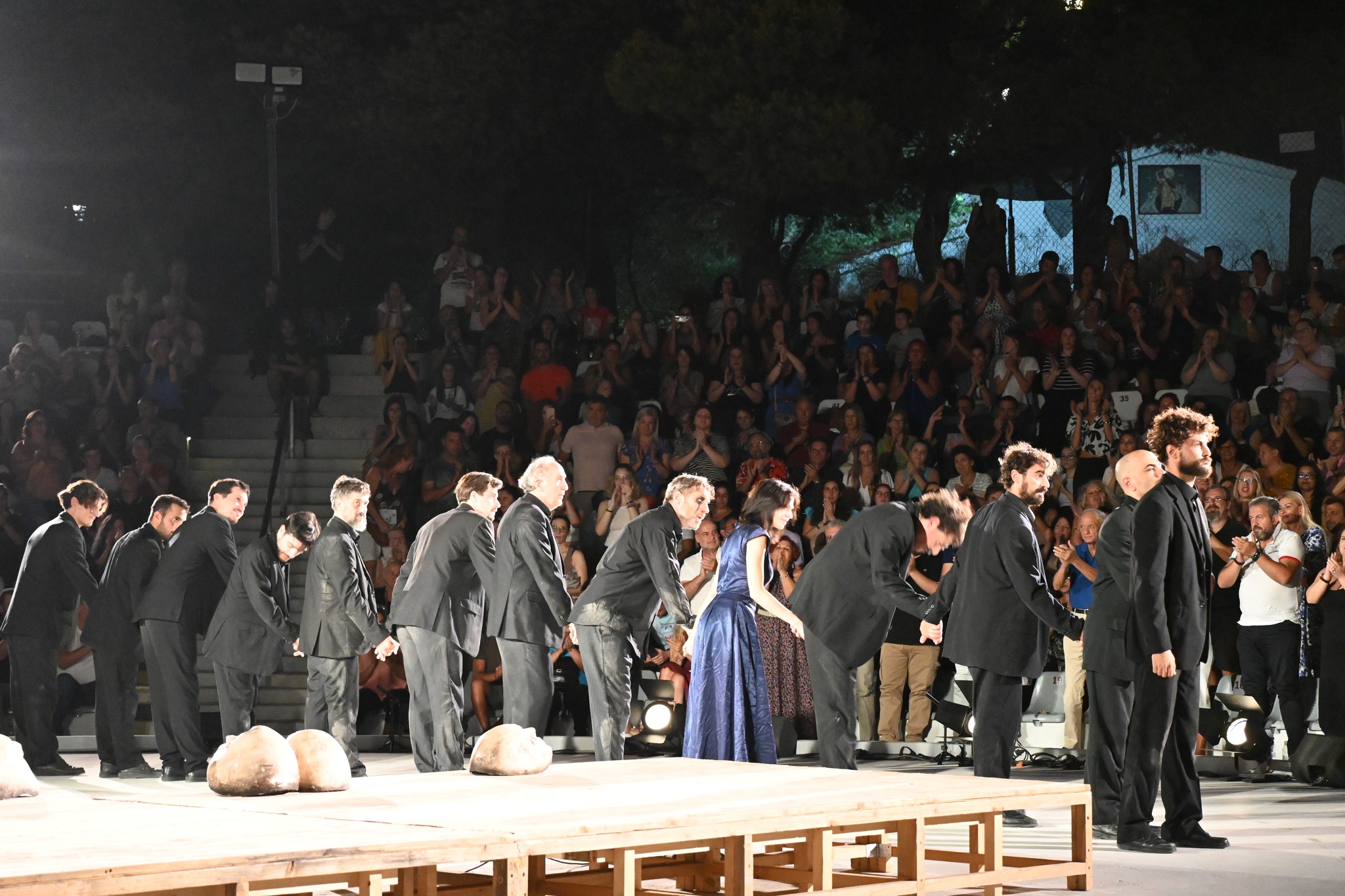 Μια μοναδική εμπειρία θεάτρου έζησαν στις «Βραδιές Πολιτισμού», οι θεατές της κορυφαίας αρχαίας τραγωδίας «ΟΙΔΙΠΟΥΣ ΤΥΡΑΝΝΟΣ» στο Δήμο Αχαρνών