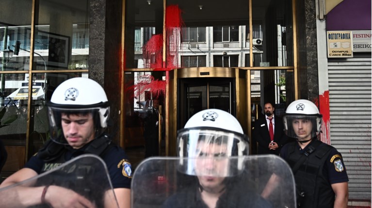 Ομόνοια: Μπογιές στο ξενοδοχείο που φιλοξενεί συνέδριο για "την ενίσχυση της συνεργασίας Ελλάδας – Ισραήλ" [εικόνες]