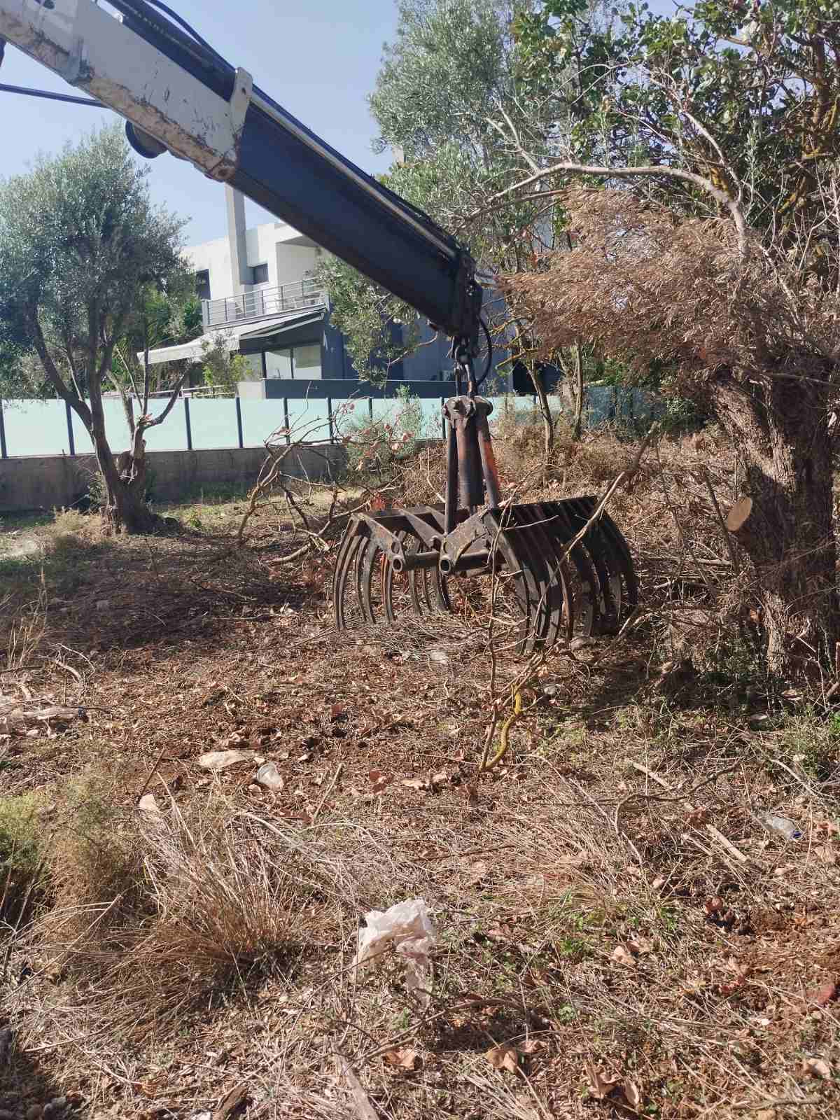 Αποψιλώσεις και περισυλλογή κλαδευτικών υπολειμμάτων από τα συνεργεία της Υπηρεσίας Πρασίνου Δήμου Μαραθώνος