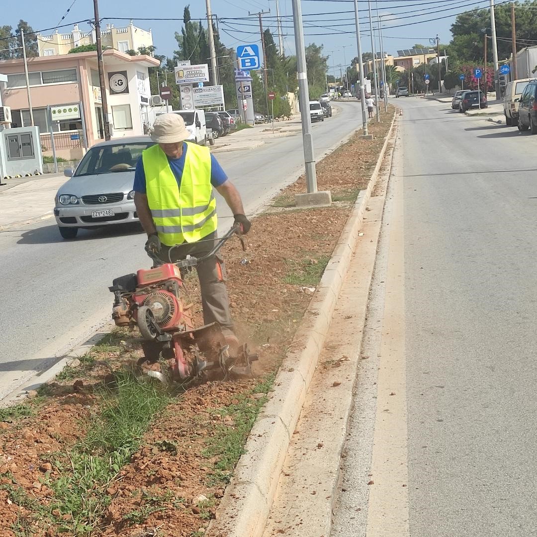 Με εντατικούς ρυθμούς προχωράει η ανάπλαση του διαζώματος στη Λεωφόρο Καλυβίων
