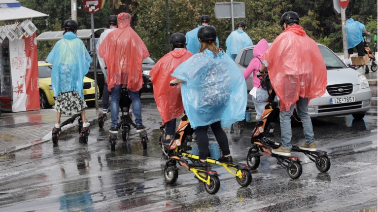 Καιρός: Επιδείνωση με βροχές και αφρικανική σκόνη - Επιμένουν οι υψηλές θερμοκρασίες