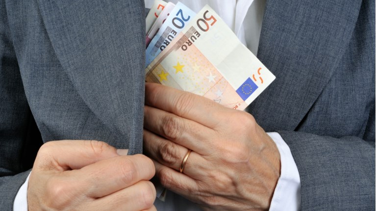 Πώς η εφορία θα "μπαίνει" σε λογαριασμούς και θυρίδες - Το νέο ηλεκτρονικό όπλο κατά της φοροδιαφυγής