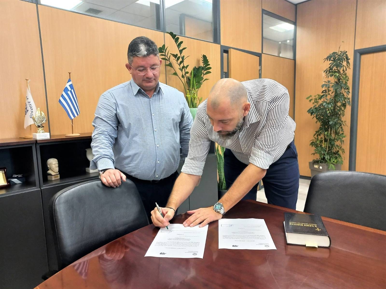 Δημοτικός σύμβουλος ενώπιον του Δημάρχου Αχαρνών Σπύρου Βρεττού ορκίστηκε ο κ. Νικόλαος Καδάς