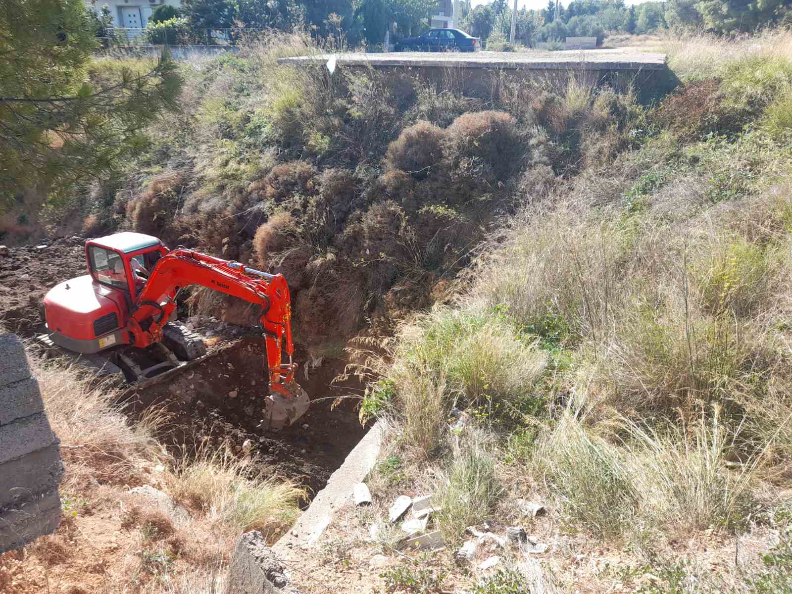 Εργασίες καθαρισμού από φερτά υλικά πραγματοποιούνται, στο ρέμα της πολεοδομικής ενότητας του Αγίου Ιωάννη Ρώσου