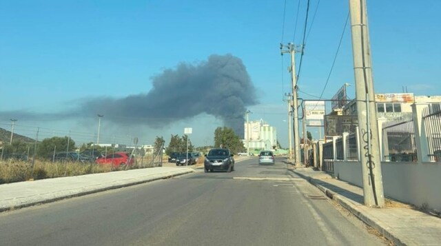 Φωτιά σε επιχείρηση στον Ασπρόπυργο: Μεγάλη κινητοποίηση της Πυροσβεστικής, μήνυμα από το 112