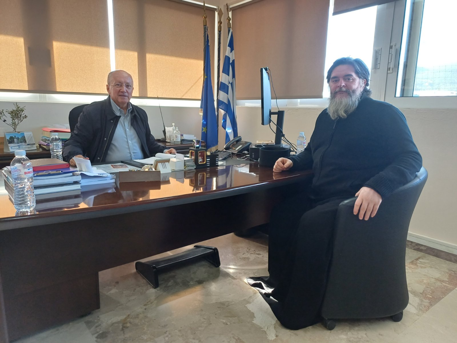 Εθιμοτυπική επίσκεψη γνωριμίας του πατέρα Βησσαρίωνα Παππά στον Δήμαρχο Μαραθώνος Στέργιο Τσίρκα