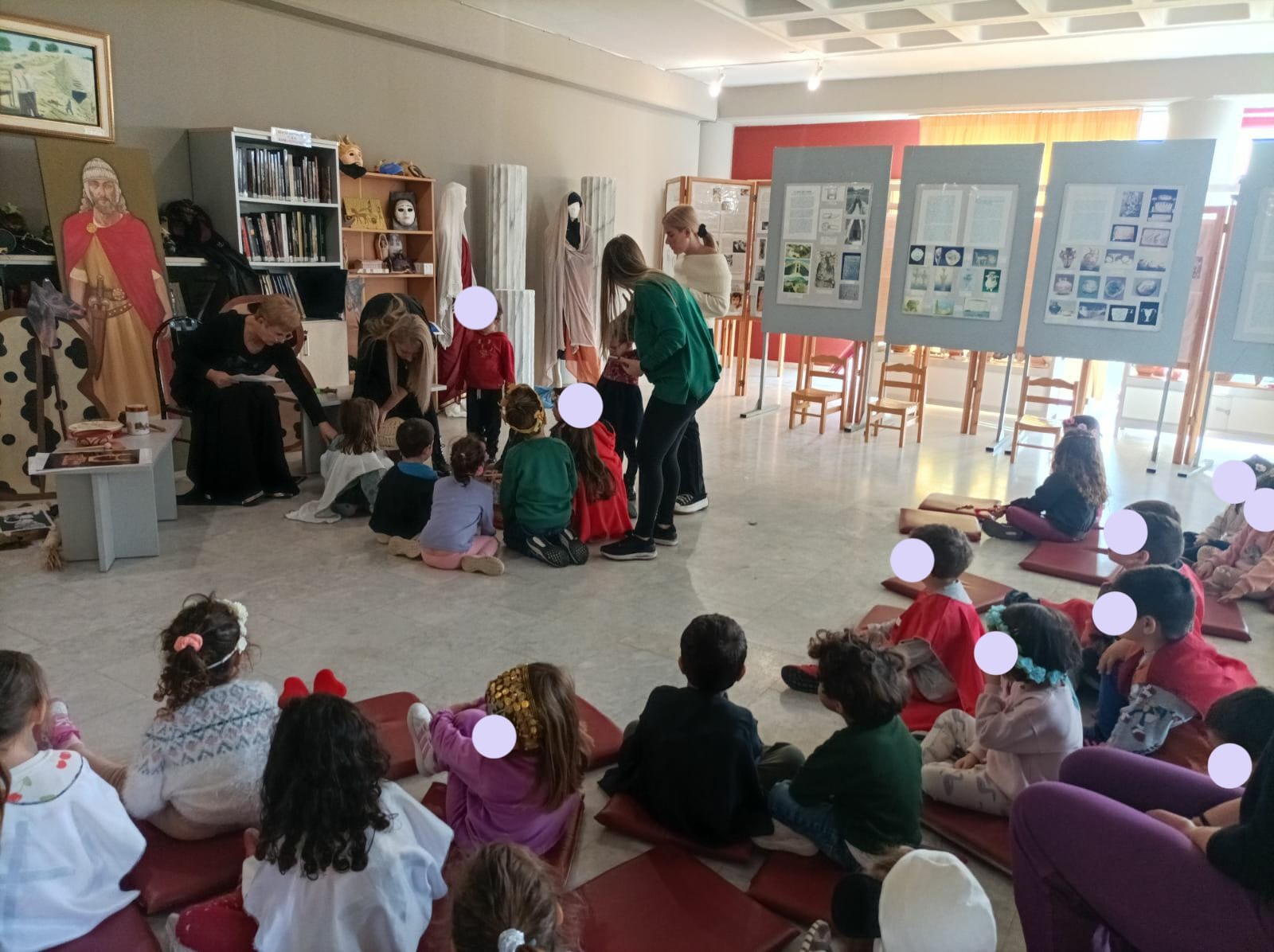 Την Πέμπτη 7/12 το Τμήμα Αρχαιολογίας και Ιστορικής Έρευνας γέμισε με χαρούμενες παιδικές φωνούλες σε ένα εκπαιδευτικό πρόγραμμα για την ανάδειξη του Μυκηναϊκού Θολωτού Τάφου των Αχαρνών