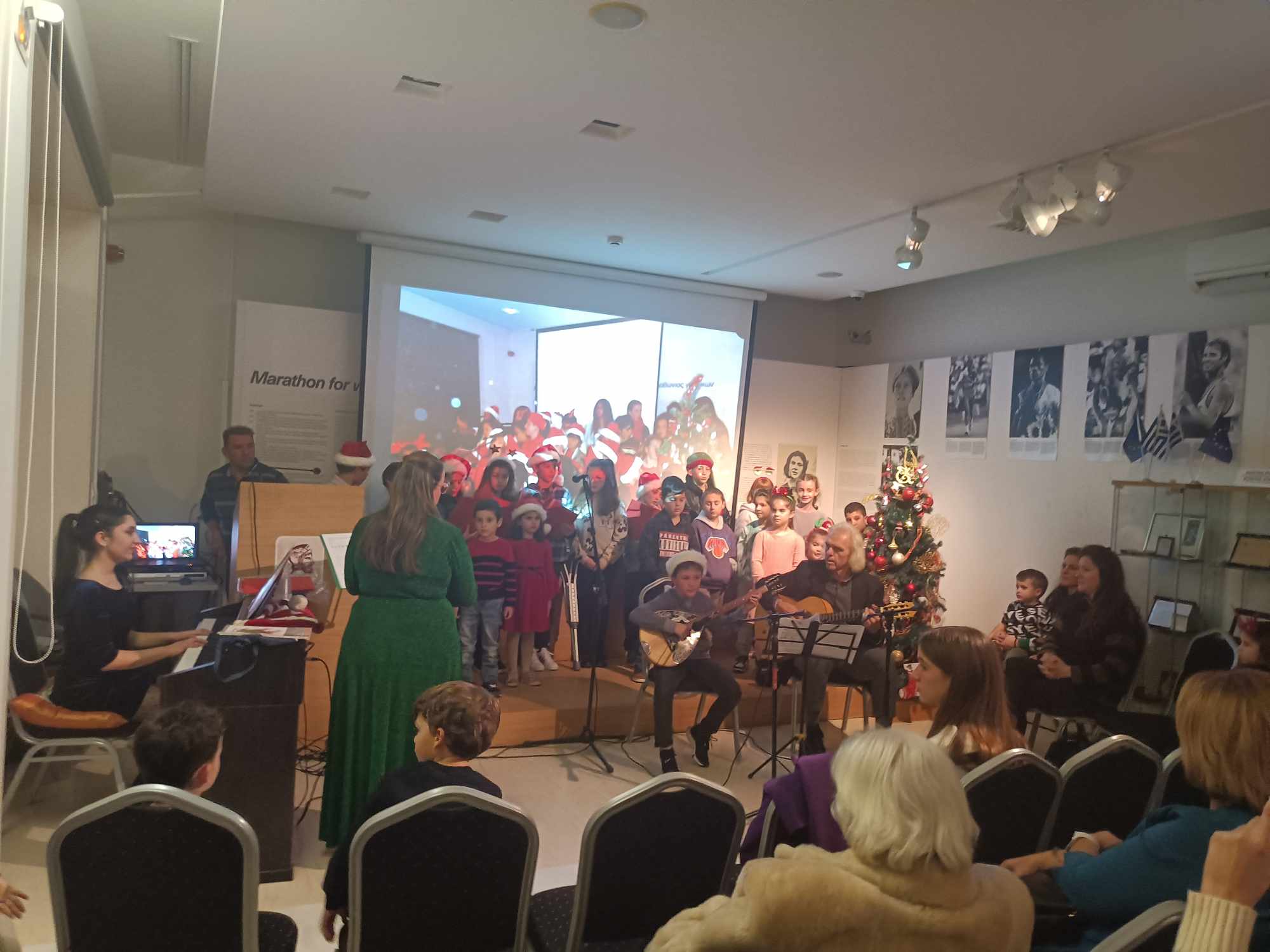 Ένα ξεχωριστό απόγευμα απόλαυσαν οι μικροί μας φίλοι το Σάββατο 9/12 στη χριστουγεννιάτικη γιορτή του Μουσείου Μαραθωνίου Δρόμου