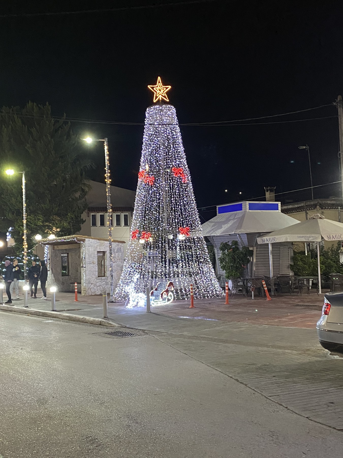 Το Συκάμινο άναψε το χριστουγεννιάτικο δέντρο