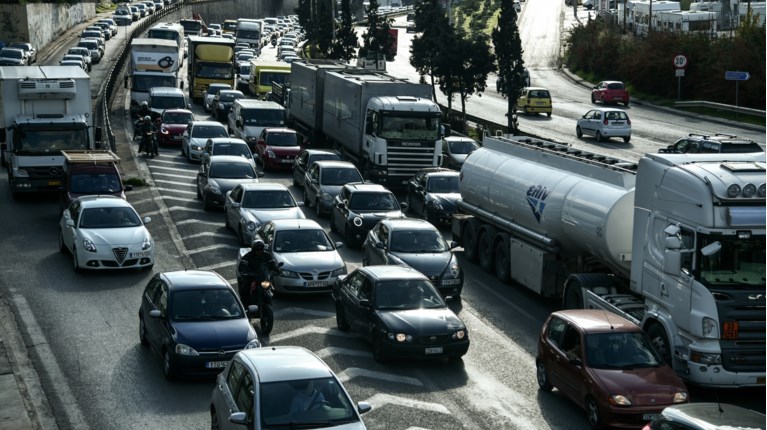 Απελπισία στον Κηφισό: Μποτιλιάρισμα και στα δύο ρεύματα με ουρές 15 χλμ - Καθυστερήσεις στην Αττική Οδό - Live η κίνηση