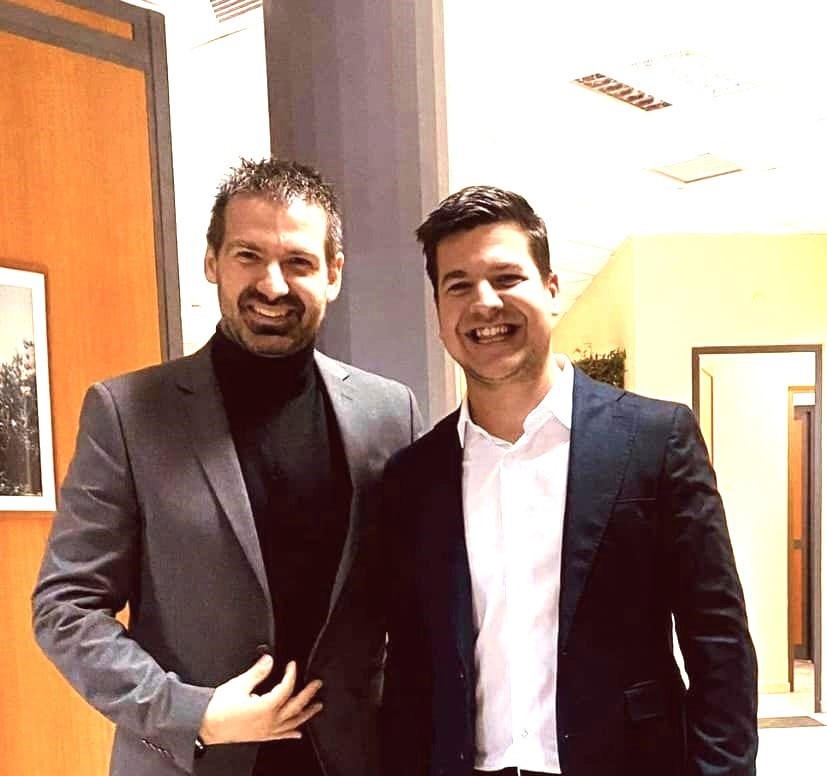 Ο φυσιοθεραπευτής Αντώνης Κουλουβράκης στη θέση του γενικού γραμματέα στο δήμο Σαρωνικού, για να κάνει η πολιτικό μασάζ στους υπαλλήλους